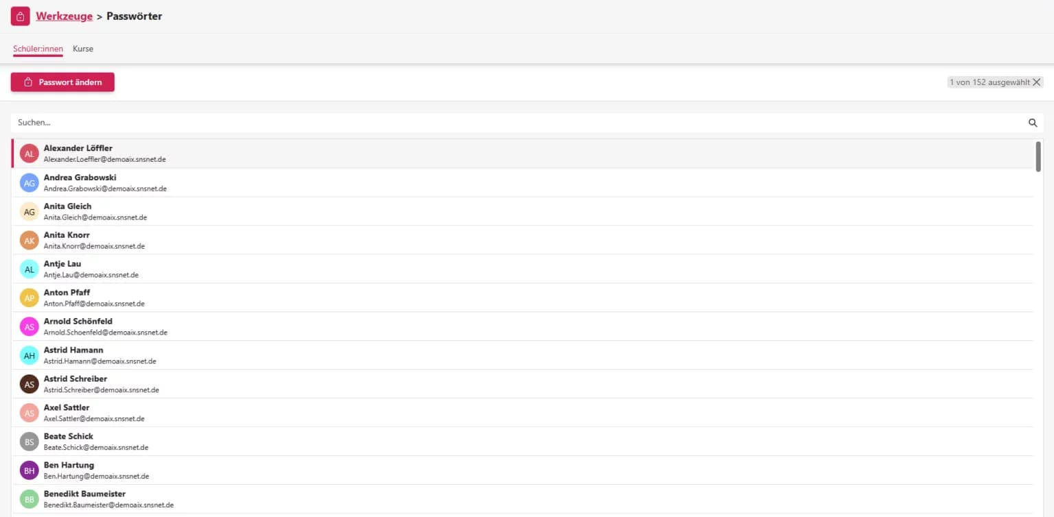 Passwortmanager mit der Liste der Schülerinnen und Schüler, eine Person ausgewählt, oben die Schaltfläche Passwort ändern